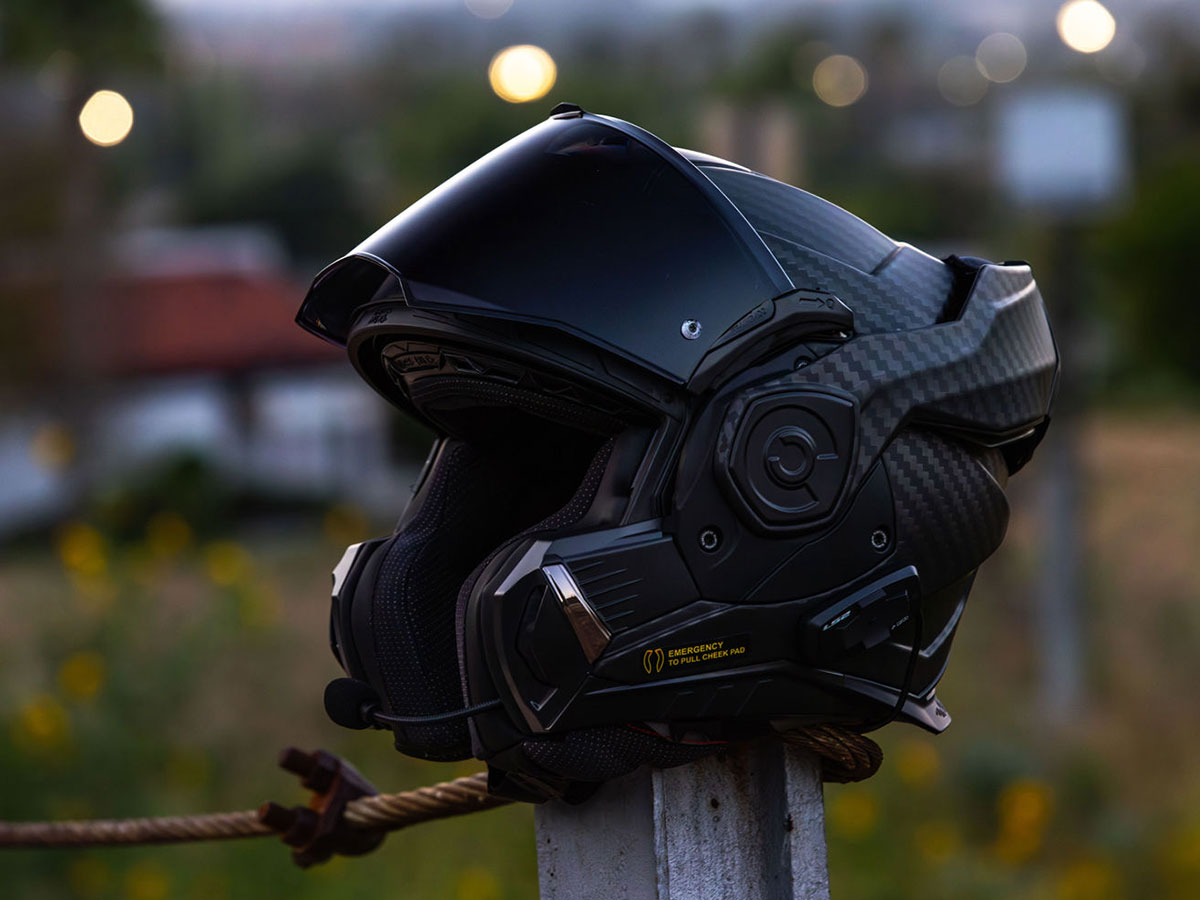 ls2 advant x carbon solid matte helmet Forged - Black scratch treatment and UV protection and is Pinlock Max Vision (included) ready LS2 FF901 Advant X Carbon